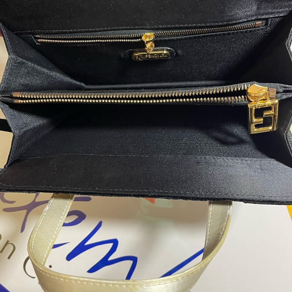 Rare Fendi Borsa 2 Manici Piccola
Velluto Liscio w/5 Interchangeable Str… - Picture 14 of 16